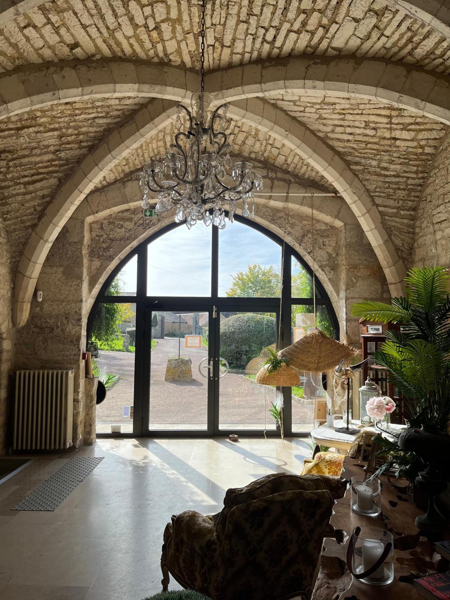 L'Abbaye Saint Michel Bed & Breakfast Tonnerre Bagian luar foto