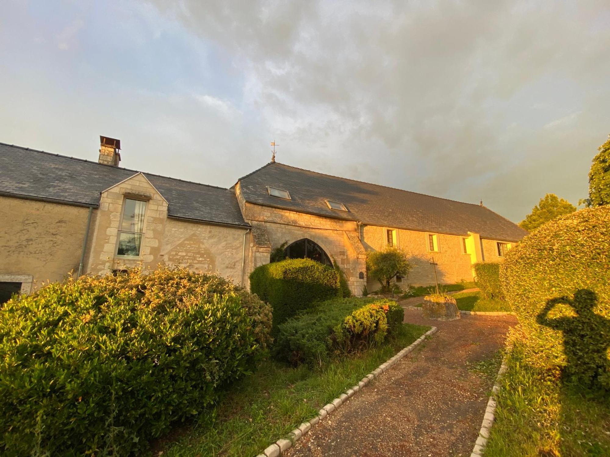 L'Abbaye Saint Michel Bed & Breakfast Tonnerre Bagian luar foto
