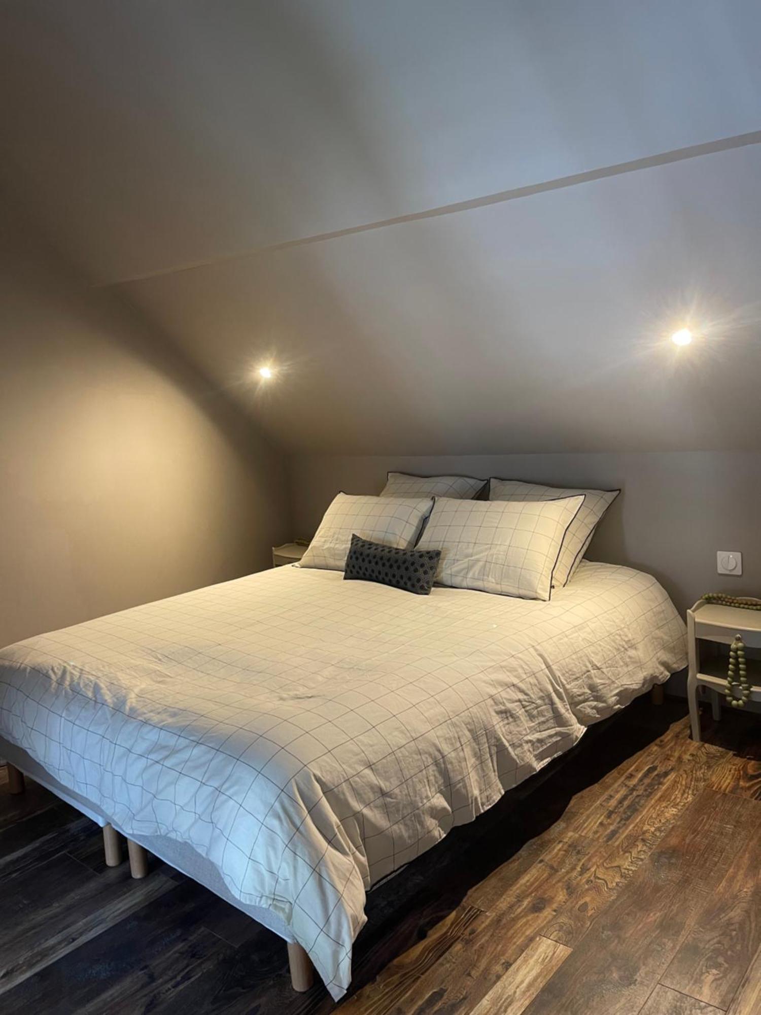 L'Abbaye Saint Michel Bed & Breakfast Tonnerre Bagian luar foto