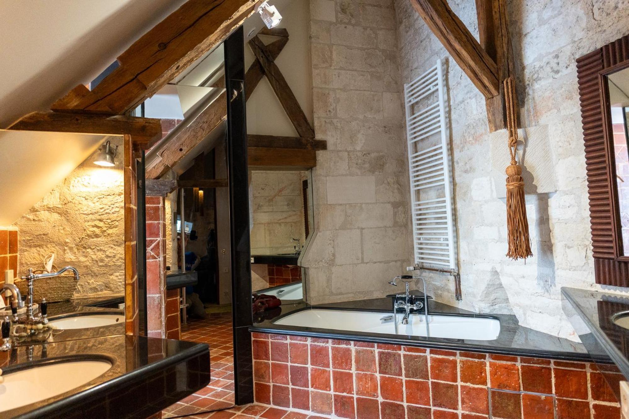 L'Abbaye Saint Michel Bed & Breakfast Tonnerre Bagian luar foto