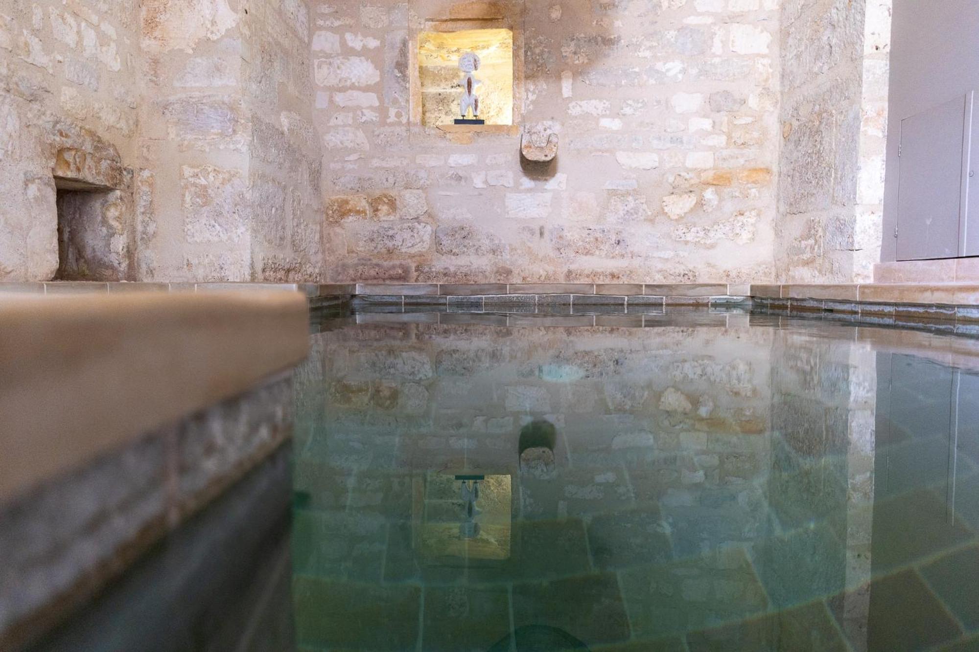 L'Abbaye Saint Michel Bed & Breakfast Tonnerre Bagian luar foto